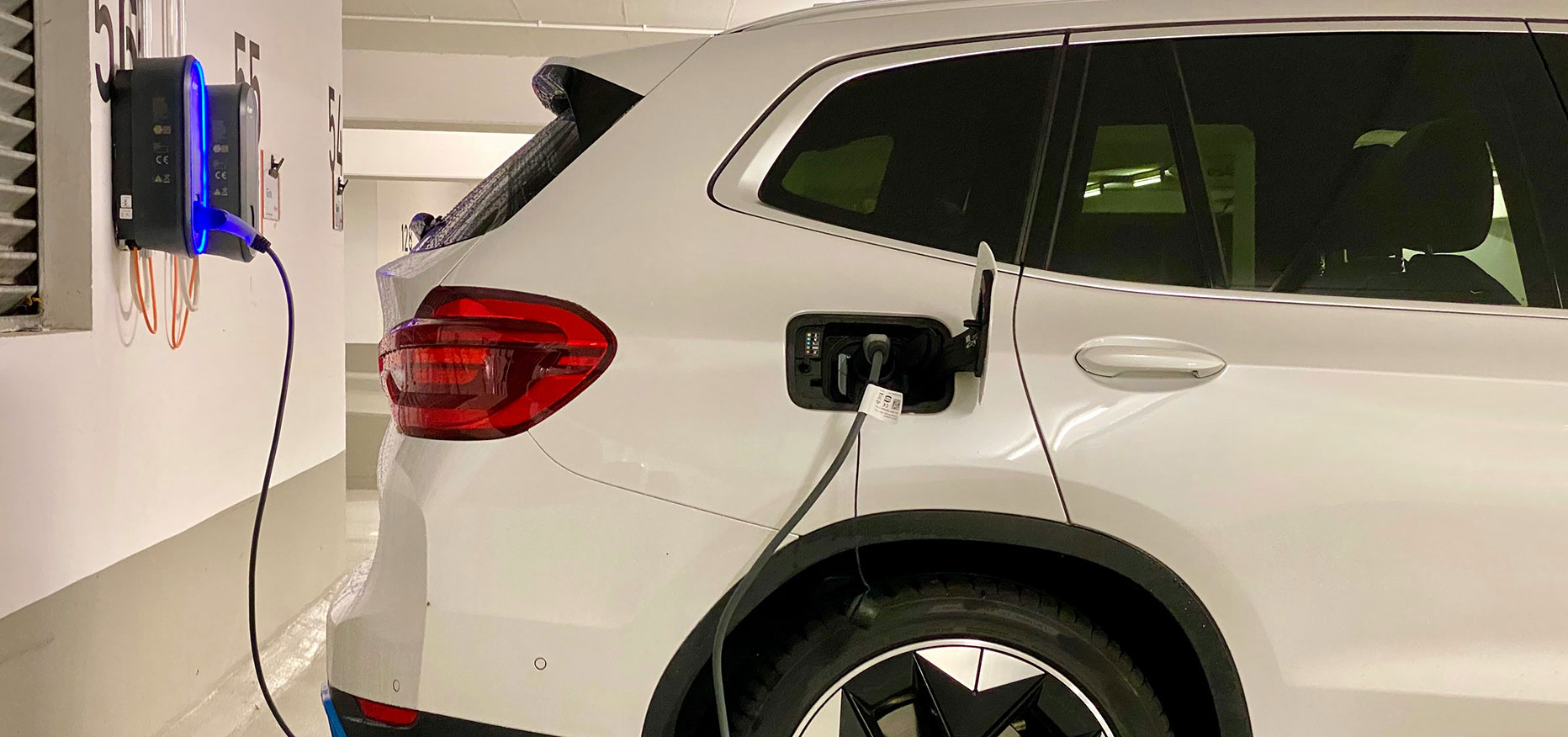 Elektroauto an der Ladestation angeschlossen